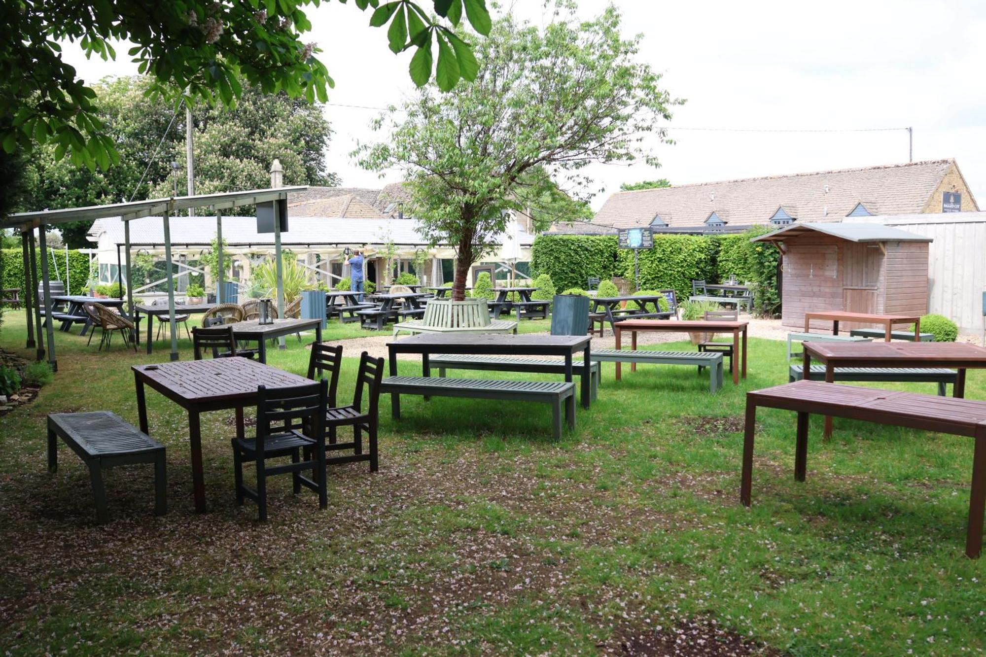 Hotel The Ragged Cot Minchinhampton Exterior foto